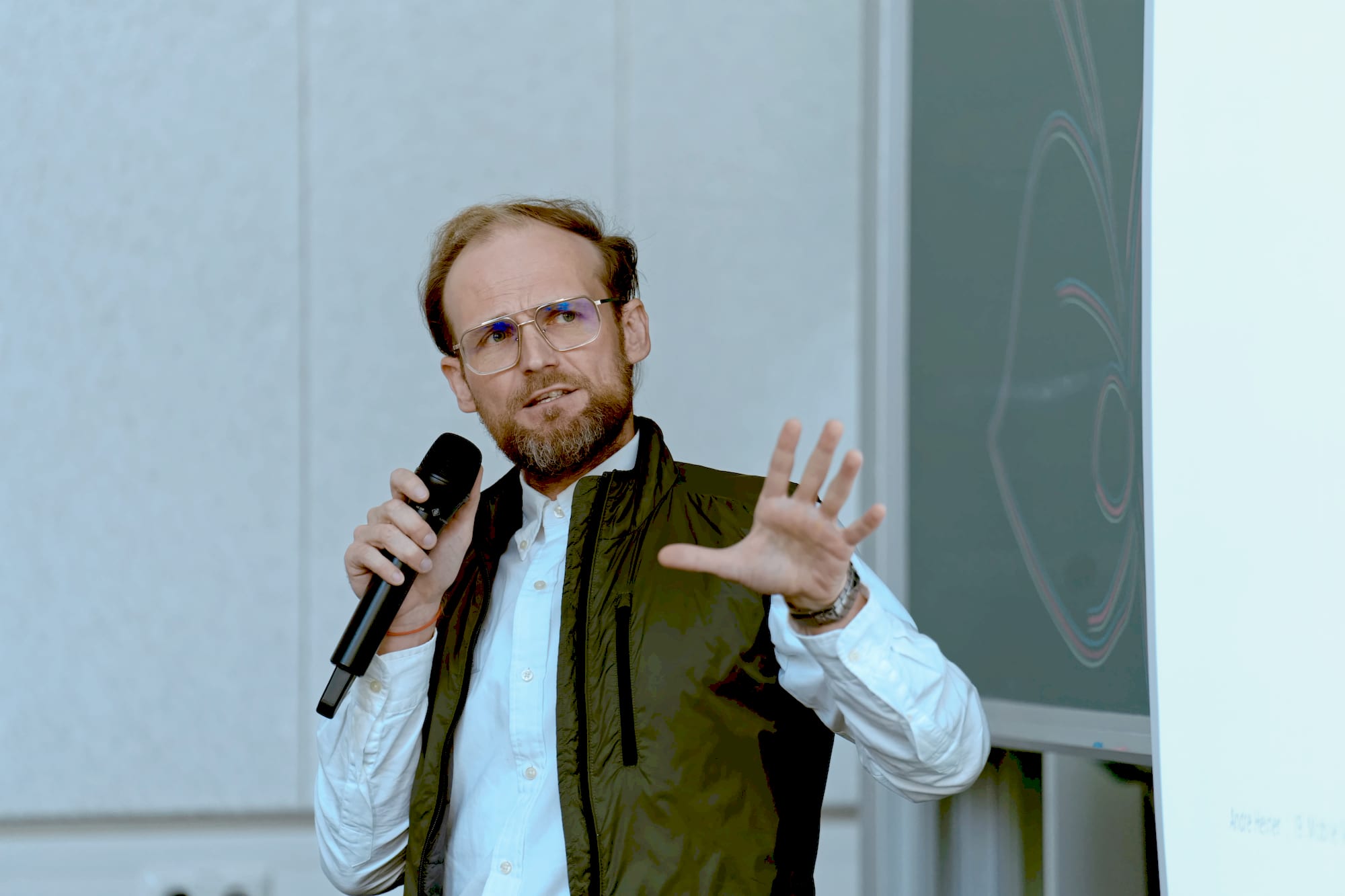 André Heiner spricht mit Mikrofon beim 19. Mobile Media Forum an der Hochschule RheinMain