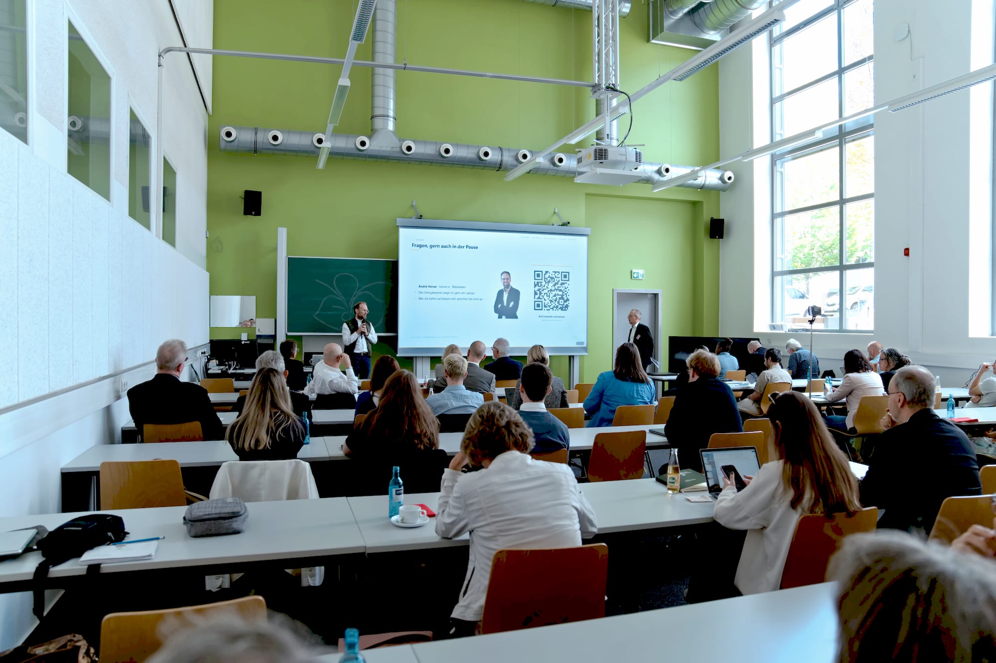 Voller Hörsaal der Hochschule RheinMain beim Vortrag von André Heiner über KI-Agenten