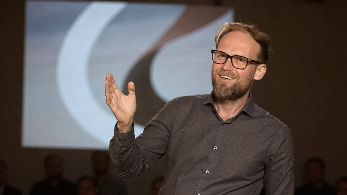 Derselbe KI-Avatar auf der Bühne — digitaler Zwilling im Workshop- und Speaker-Setting