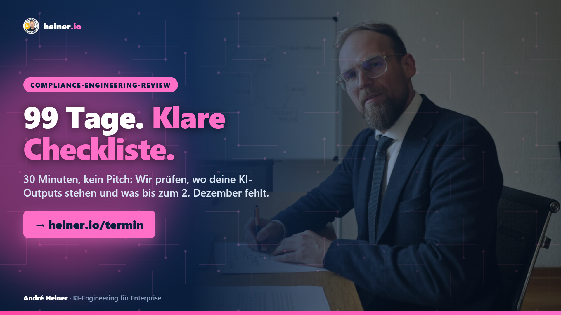 André Heiner am Schreibtisch, Einladung zum Compliance-Engineering-Review: 99 Tage, klare Checkliste, heiner.io/termin.